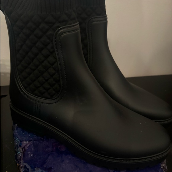 SOLD. Black rain boots with stretchy lining. Never been worn. Brand new size 9. - Picture 7 of 7